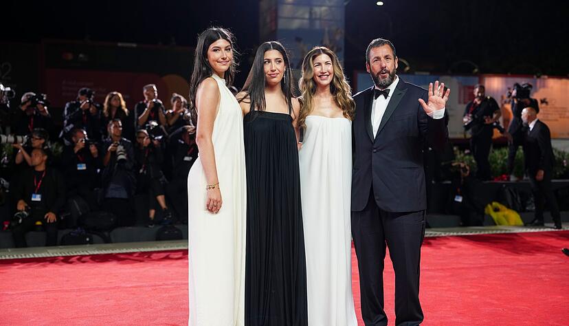 Adam Sandler hat seine Familie mit nach Venedig gebracht.