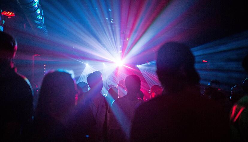 Das Ausgehverhalten ist im Wandel. Vor allem junge Leute feiern später und länger. Konflikte sind vorprogrammiert. Gleichzeitig leiden Clubs und Discos besonders unter dem Corona-Lockdown.
Foto: dpa Das Ausgehverhalten ist im Wandel. Vor allem junge Leute feiern später und länger. Konflikte sind vorprogrammiert. Gleichzeitig leiden Clubs und Discos besonders unter dem Corona-Lockdown.
Foto: dpa