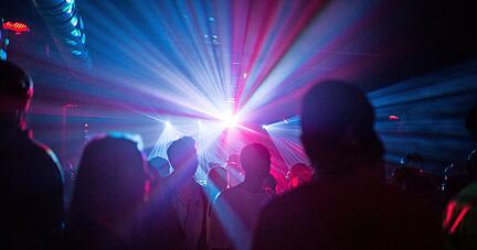 Das Ausgehverhalten ist im Wandel. Vor allem junge Leute feiern später und länger. Konflikte sind vorprogrammiert. Gleichzeitig leiden Clubs und Discos besonders unter dem Corona-Lockdown.
Foto: dpa