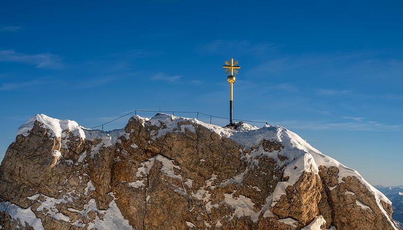 Das Gipfelkreuz auf der Zugspitze.