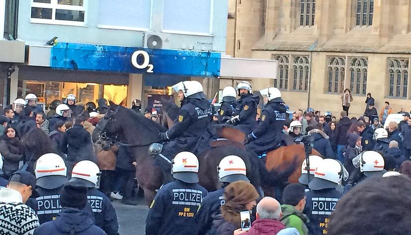Polizeireiter wurden auf dem Kiliansplatz zur Festnahme einiger Demonstranten eingesetzt.Foto: Stockburger Polizeireiter wurden auf dem Kiliansplatz zur Festnahme einiger Demonstranten eingesetzt.Foto: Stockburger