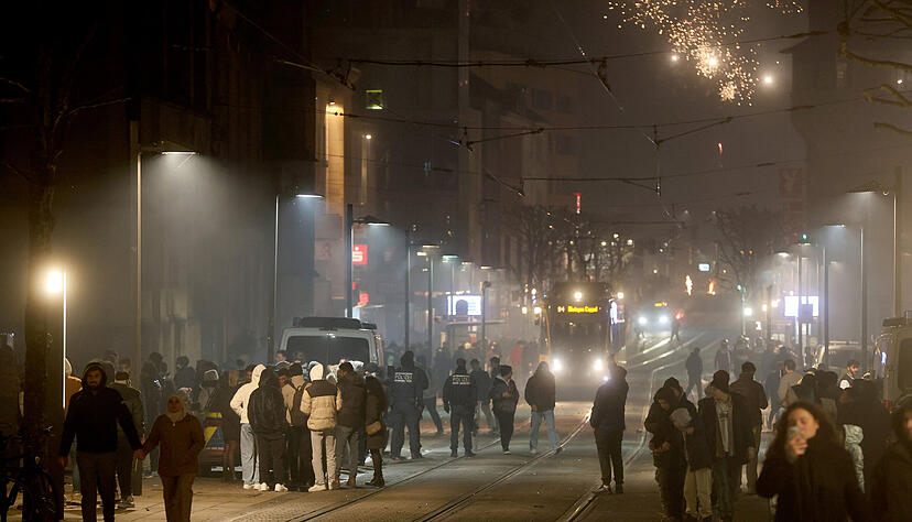 Das muss Konsequenzen haben: Trotz B&ouml;llerverbots haben Dutzende junger M&auml;nner die Kaiserstra&szlig;e und angrenzende Pl&auml;tze in ein Chaos verwandelt.