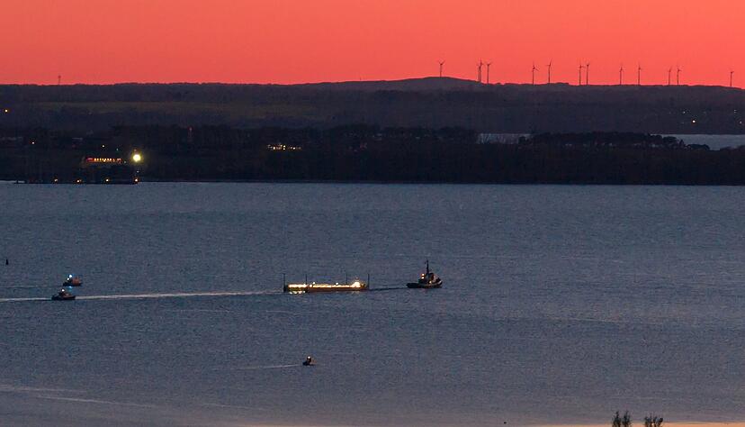 Das Schleppschiff Robin Hood (r) schleppt die Barge in die Ostsee Richtung Fehmarn.