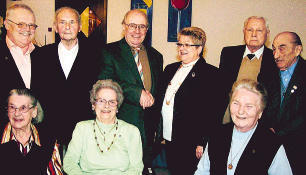 Ehrende und Geehrte: Rosa Frech, Maria-Anna Schindler und Irmgard Scholz (vorne, von links), Horst Exner, Gerhard Weber, Kreisvorsitzender G&uuml;nther Erlewein, Vorsitzende Hannelore Plume, Otto K&auml;&szlig; und Anton Janetzky (hinten).
          Foto: Ute Kn&ouml;dler