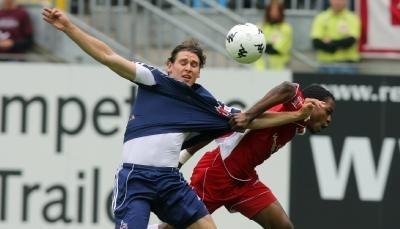 Kaiserslauterns Georges Mandjeck (r) und der Kölner Patrick Helmes kämpfen um den Ball. Kaiserslauterns Georges Mandjeck (r) und der Kölner Patrick Helmes kämpfen um den Ball.