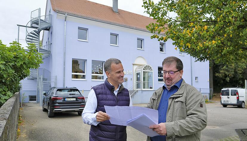 Erlenbachs B&uuml;rgermeister Uwe Mosthaf (links) und Haupt- und Bauamtsleiter Andreas Fleisch studieren vor Ort die Unterlagen f&uuml;r die weiteren Bauabschnitte der Kita Schanzweg.
Foto: Dennis Mugler