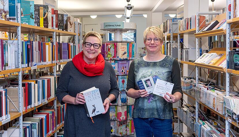 Die Leiterin der Fleiner Ortsbücherei Susanne Martin (links) und Mitarbeiterin Anja Grotzer-Sauer in den Räumen im Untergeschoss der Fleiner St.-Veit-Schule. Über einen Neubau würde sich das Duo freuen.
Foto: Mario Berger
