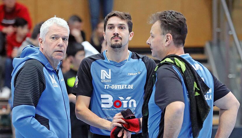 Gespr&auml;chsbedarf: Trainer Alexander Mohr mit Sohn Julian (Mitte) und Josef Braun (rechts).