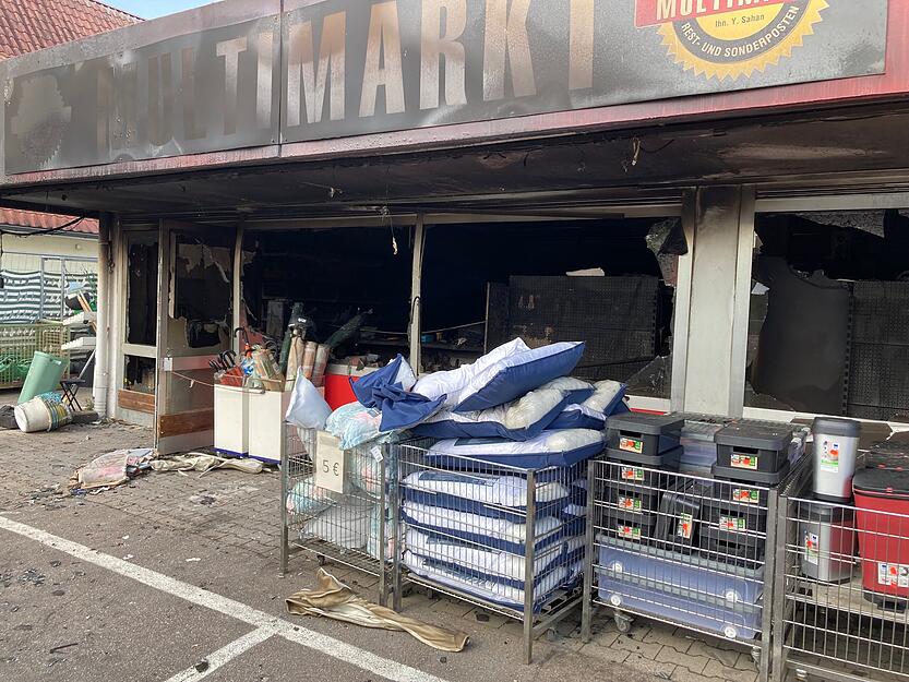 Am Tag nach dem Brand: Rußverschmutzt sind die Außenwände des Marktes. Nach ersten Schätzungen ist ein Schaden von rund 800.000 Euro entstanden.