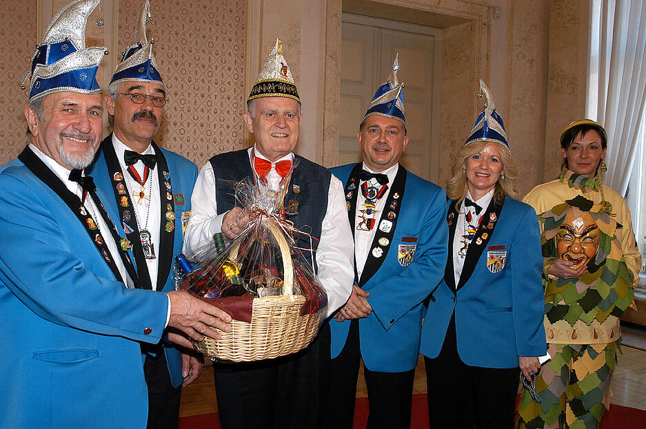 2005: Erwin Teufel empfängt Narren und Prinzenpaare aus dem Unterland. Der Ministerpräsident des Landes Baden-Württemberg gibt sich die Ehre, närrische Gäste im Neuen Schloss in Stuttgart zu empfangen. Geladen sind auch die Zabergäunarren Güglingen, die als Geschenk einen Weinkorb erhalten. 2005: Erwin Teufel empfängt Narren und Prinzenpaare aus dem Unterland. Der Ministerpräsident des Landes Baden-Württemberg gibt sich die Ehre, närrische Gäste im Neuen Schloss in Stuttgart zu empfangen. Geladen sind auch die Zabergäunarren Güglingen, die als Geschenk einen Weinkorb erhalten.