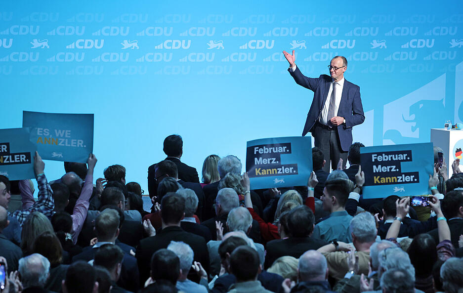 Sowohl bei seiner umjubelten Rede im mit 2500 Besuchern proppevollen Carmen-Würth-Forum als auch im vorher aufgezeichneten Interview "Ohne Ausrede" mit Stimme-Chefredakteur Uwe Ralf Heer lässt Merz keinen Zweifel daran, dass er Deutschland wieder auf Erfolgskurs bringen will. Sowohl bei seiner umjubelten Rede im mit 2500 Besuchern proppevollen Carmen-Würth-Forum als auch im vorher aufgezeichneten Interview "Ohne Ausrede" mit Stimme-Chefredakteur Uwe Ralf Heer lässt Merz keinen Zweifel daran, dass er Deutschland wieder auf Erfolgskurs bringen will.