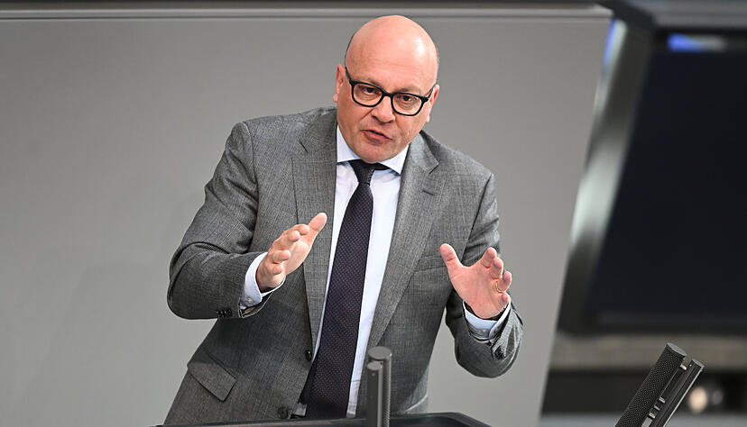 CDU-Politiker Alexander Throm wirft Grünen und SPD Scheinheiligkeit in der Migrationsdebatte vor. Er fordert Abschiebungen nach Syrien und Afghanistan. CDU-Politiker Alexander Throm wirft Grünen und SPD Scheinheiligkeit in der Migrationsdebatte vor. Er fordert Abschiebungen nach Syrien und Afghanistan.