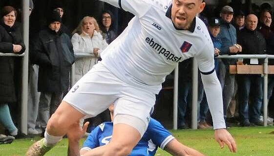 FSV-St&uuml;rmer Hannes Scherer wird unsanft von den Beinen geholt.