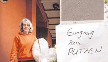 Hausmeisterin Doris Thilo räumt Müll aus dem Gebäude.