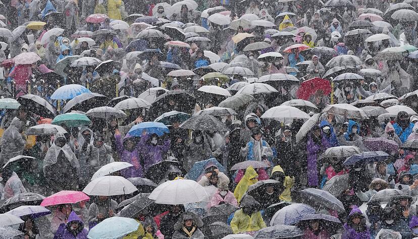 Anhänger Yoons versammeln sich in der Nähe der Präsidentenresidenz in Seoul, um gegen seine Amtsenthebung zu protestieren. Anhänger Yoons versammeln sich in der Nähe der Präsidentenresidenz in Seoul, um gegen seine Amtsenthebung zu protestieren.
