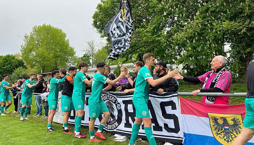 Auf dem kleineren Nebenplatz am Frankenstadion mit direkter Nähe zu den Fans hat der VfR Heilbronn seinen bislang höchsten Verbandsliga-Sieg gefeiert. Auf dem kleineren Nebenplatz am Frankenstadion mit direkter Nähe zu den Fans hat der VfR Heilbronn seinen bislang höchsten Verbandsliga-Sieg gefeiert.