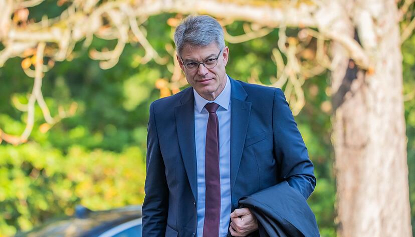 Schockmoment bei der Klausur: Der Verkehrsminister muss ins Krankenhaus.