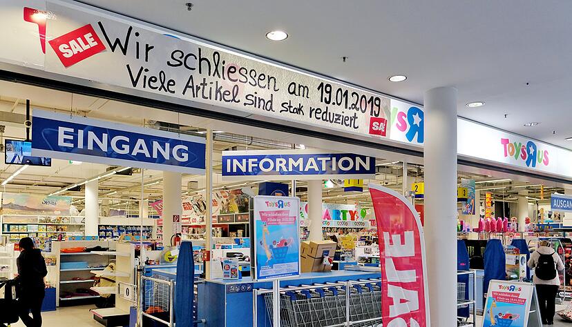 Am Eingang des Geschäfts machen Schilder auf die Schließung der "Toys "R"?Us" -Filiale aufmerksam.
Foto: Dennis Mugler