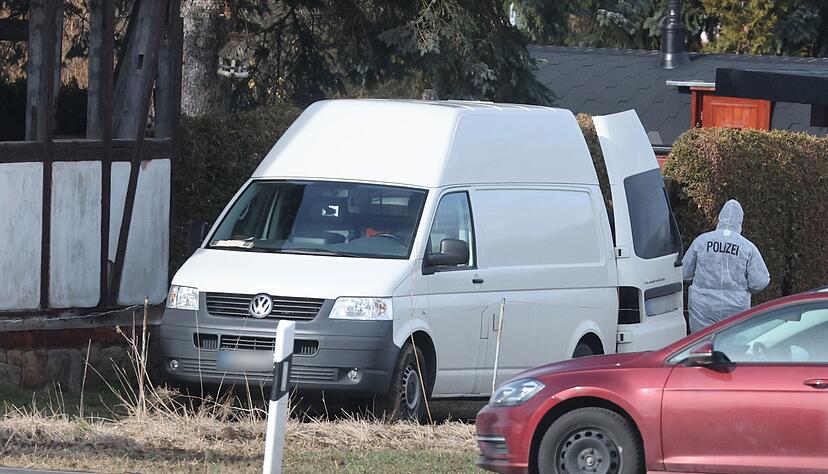 Die Polizei machte noch keine Angaben zur Identität der Toten. Die Polizei machte noch keine Angaben zur Identität der Toten.
