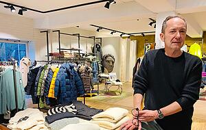 Frank Bauer gibt sich große Mühe, am Kirchplatz ein Modehaus zu führen, das höchsten Ansprüchen genügt. Einfacher werde es auch in Bad Rappenau in Zukunft nicht. Foto: Christian Klose Frank Bauer gibt sich große Mühe, am Kirchplatz ein Modehaus zu führen, das höchsten Ansprüchen genügt. Einfacher werde es auch in Bad Rappenau in Zukunft nicht. Foto: Christian Klose