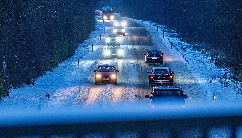 Besonders im Süden und im Osten müssen sich Autofahrer am Dienstag auf glatte Straßen einstellen.