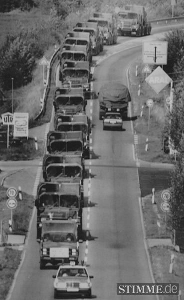 Auf dem Weg zur Autobahn. Im September 1988 verlassen US-Militärkolonnen Heilbronn.