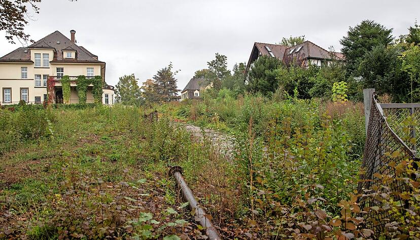 Der geplante Neubau würde die unter Denkmalschutz stehende Villa Fuchs von Westen aus komplett verdecken. Wie reagiert jetzt das Denkmalamt?
Foto: Andreas Veigel Der geplante Neubau würde die unter Denkmalschutz stehende Villa Fuchs von Westen aus komplett verdecken. Wie reagiert jetzt das Denkmalamt?
Foto: Andreas Veigel
