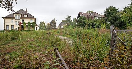 Der geplante Neubau würde die unter Denkmalschutz stehende Villa Fuchs von Westen aus komplett verdecken. Wie reagiert jetzt das Denkmalamt?
Foto: Andreas Veigel Der geplante Neubau würde die unter Denkmalschutz stehende Villa Fuchs von Westen aus komplett verdecken. Wie reagiert jetzt das Denkmalamt?
Foto: Andreas Veigel