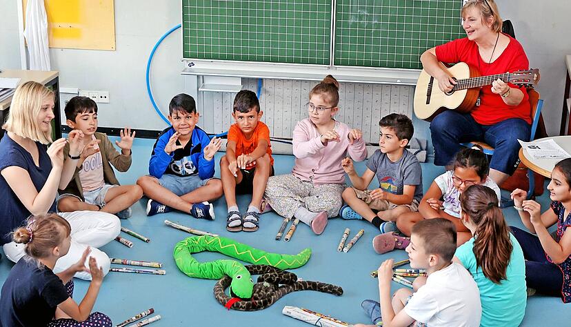 Viel Freude haben die Kinder mit Antje Harloff von der Städtischen Musikschule Heilbronn, die mit ihrer Gitarre morgens in die Klasse kommt. Lehrerin Franciska Ehresmann (links) ist auch dabei.
Foto: Ralf Seidel