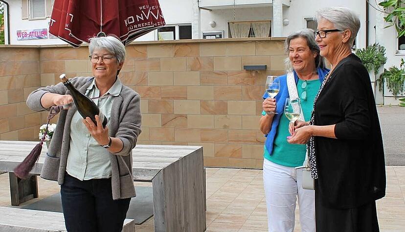 Heidi Brose-Schilling (links) köpft eine Champagnerflasche für Susanne Mietzner und Sabine Schwarzkopf (rechts) auf der Afterwork-Party. Heidi Brose-Schilling (links) köpft eine Champagnerflasche für Susanne Mietzner und Sabine Schwarzkopf (rechts) auf der Afterwork-Party.