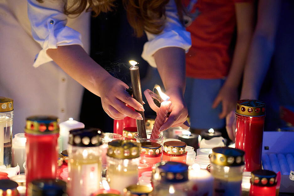 Trauernde zünden in Graz Kerzen für die Opfer des Amoklaufs an einer Schule an. Trauernde zünden in Graz Kerzen für die Opfer des Amoklaufs an einer Schule an.