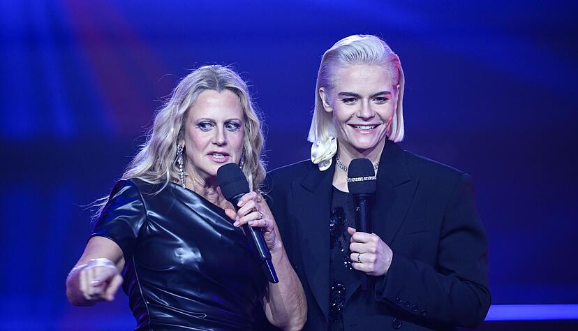 Barbara Sch&ouml;neberger und Hazel Brugger f&uuml;hrten durch den Vorentscheid.