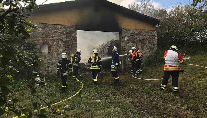 Zwischen Kochendorf und Oedheim brannte diese Scheune ab. Die Feuerwehr war mit einem Großaufgebot vor Ort. Foto: Jürgen Kümmerle Zwischen Kochendorf und Oedheim brannte diese Scheune ab. Die Feuerwehr war mit einem Großaufgebot vor Ort. Foto: Jürgen Kümmerle