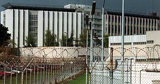 Die JVA in Stuttgart-Stammheim: mit benachbartem Gerichtsgebäude Hier wurde d3er ersten Generation der RAF von 1975 an der Prozess gemacht. Die JVA in Stuttgart-Stammheim: mit benachbartem Gerichtsgebäude Hier wurde d3er ersten Generation der RAF von 1975 an der Prozess gemacht.