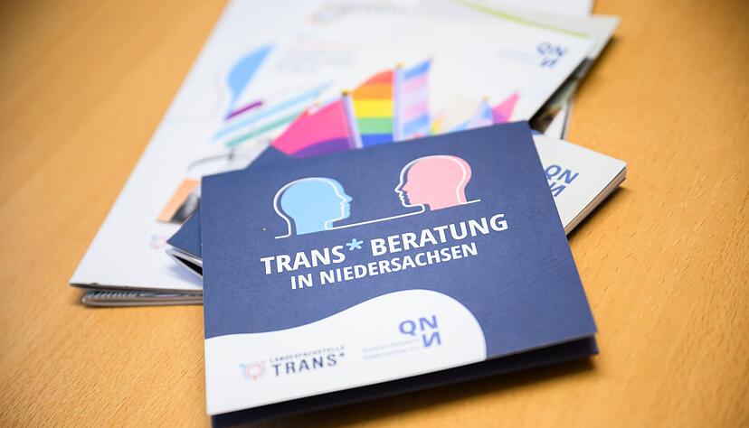 Beratung finden Eltern beispielsweise auch bei der Trans Beratung vom Queeren Netzwerk Niedersachsen.