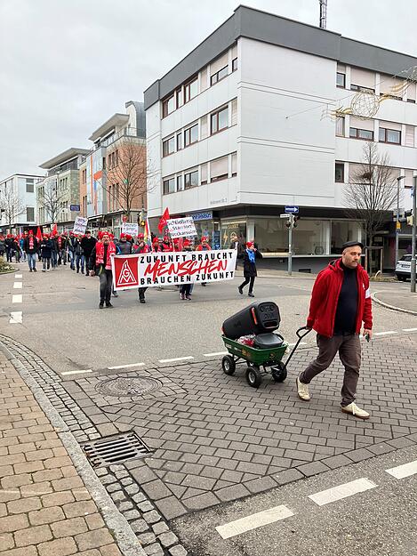 PSW-Mitarbeiter zeigen in Neckarsulm Flagge gegen die geplante Standortschließung. PSW-Mitarbeiter zeigen in Neckarsulm Flagge gegen die geplante Standortschließung.