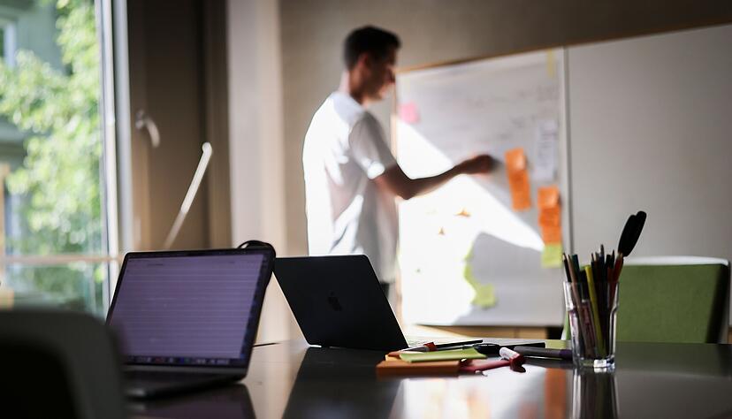 Mit einer eigenen Idee Geld verdienen? Erstgr&uuml;nder k&ouml;nnen beim Red-Bull-Basement-Wettbewerb ihre Firmenideen pitchen. Das Deutschlandfinale findet Ende April in Heilbronn statt, mit organisiert wird es vom Campus Heilbronn der Technischen Universit&auml;t M&uuml;nchen.