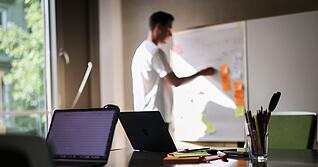 Mit einer eigenen Idee Geld verdienen? Erstgr&uuml;nder k&ouml;nnen beim Red-Bull-Basement-Wettbewerb ihre Firmenideen pitchen. Das Deutschlandfinale findet Ende April in Heilbronn statt, mit organisiert wird es vom Campus Heilbronn der Technischen Universit&auml;t M&uuml;nchen.