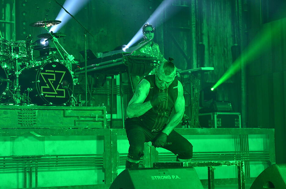 Die Fans, vom jungen Kind bis zum &auml;lteren Herrn, sind textsicher und steigen sofort mit ein.