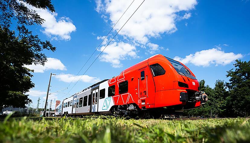 Sie laden ihre Akkus an sogenannten Oberleitungsinseln auf und können und auf nicht elektrifizierten Abschnitten mit dem Akku unterwegs sein: die neuen Triebwagen für das Pfalznetz. Sie laden ihre Akkus an sogenannten Oberleitungsinseln auf und können und auf nicht elektrifizierten Abschnitten mit dem Akku unterwegs sein: die neuen Triebwagen für das Pfalznetz.