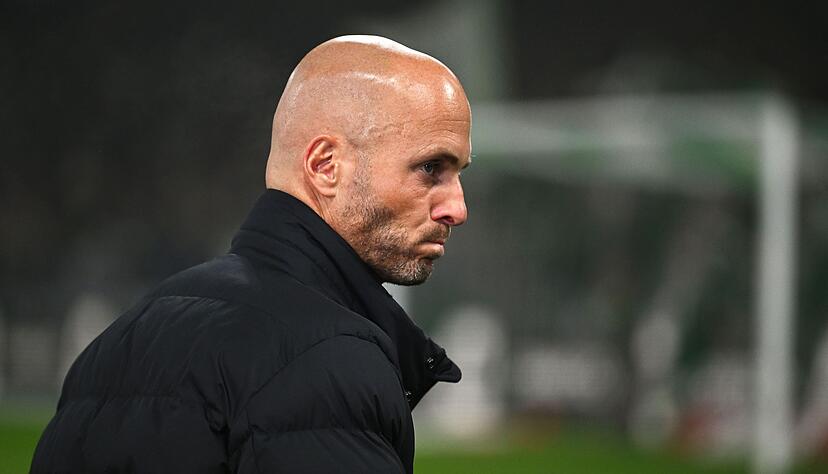 War's das für Paul Simonis? Der Trainer steht beim VfL Wolfsburg wohl vor dem Aus. War's das für Paul Simonis? Der Trainer steht beim VfL Wolfsburg wohl vor dem Aus.