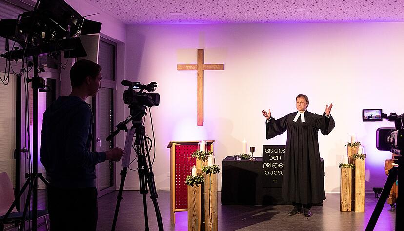 Besondere Gottesdienstformen in besonderen Zeiten: Pfarrer Alexander K&ouml;hrer w&auml;hrend seiner Predigt, die live auf You Tube &uuml;bertragen wird.
Foto: Andreas Veigel