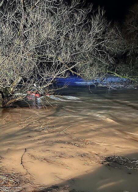 Die Suche nach dem Fahrzeug wurde am Donnerstagabend gegen 22.40 Uhr eingestellt. Die Suche nach dem Fahrzeug wurde am Donnerstagabend gegen 22.40 Uhr eingestellt.