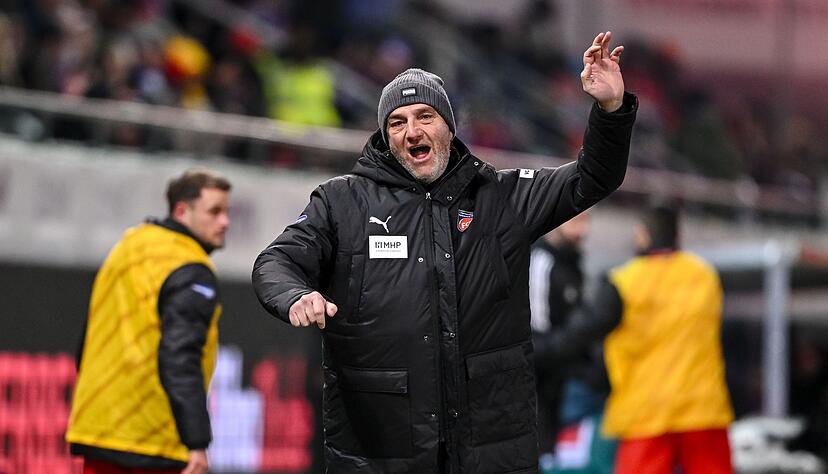 Trainer Frank Schmidt k&auml;mpft mit dem 1. FC Heidenheim gegen den Abstieg aus der Fu&szlig;ball-Bundesliga.