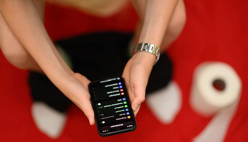 Jeder zehnte Befragte telefoniert gar auf dem Klo sitzend - und immerhin noch vier Prozent schauen, was sich in Dating-Apps so tut. (Archivbild)