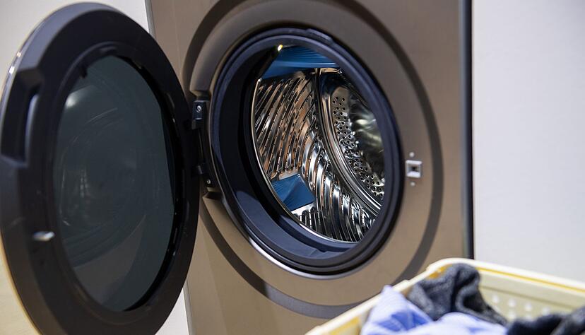 So wird Schimmelbildung effektiv vorgebeugt: Wer nach dem Waschen die Tür und das Waschmittelfach offen lässt, ermöglicht der Restfeuchte, zu entweichen. So wird Schimmelbildung effektiv vorgebeugt: Wer nach dem Waschen die Tür und das Waschmittelfach offen lässt, ermöglicht der Restfeuchte, zu entweichen.