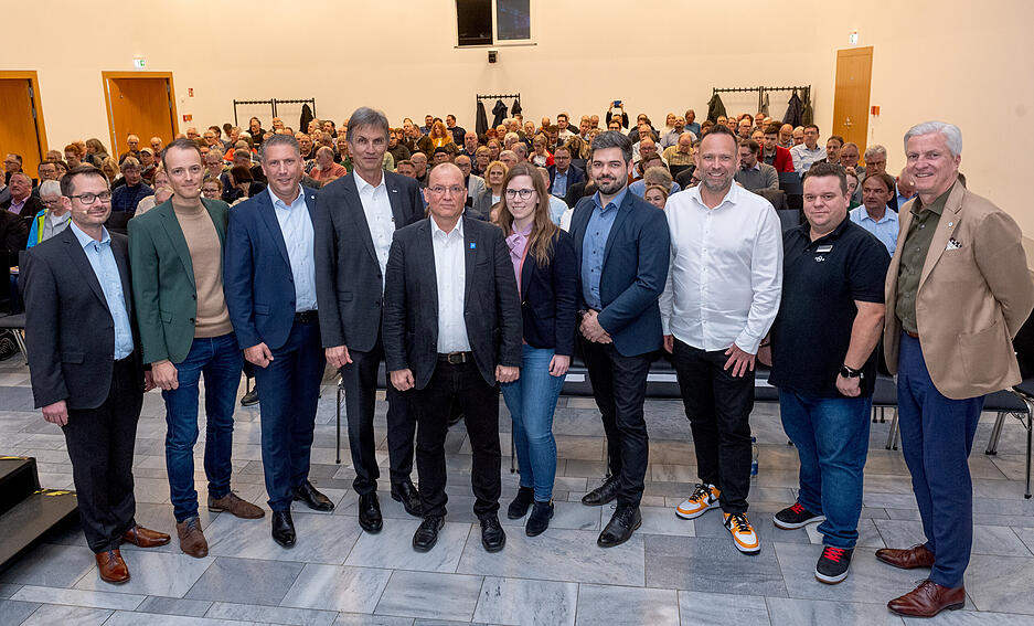 Zu Gast waren auch Andreas Mayer, Andreas Kurtz, Marc Becker, Oliver Lenzen, Markus Keller, Naïla Wagner, Thomas Arz, Nico Rist, Patrick Reichhold und Uwe Ralf Heer (v.l.n.r.) in der Aula der Hochschule Heilbronn.
