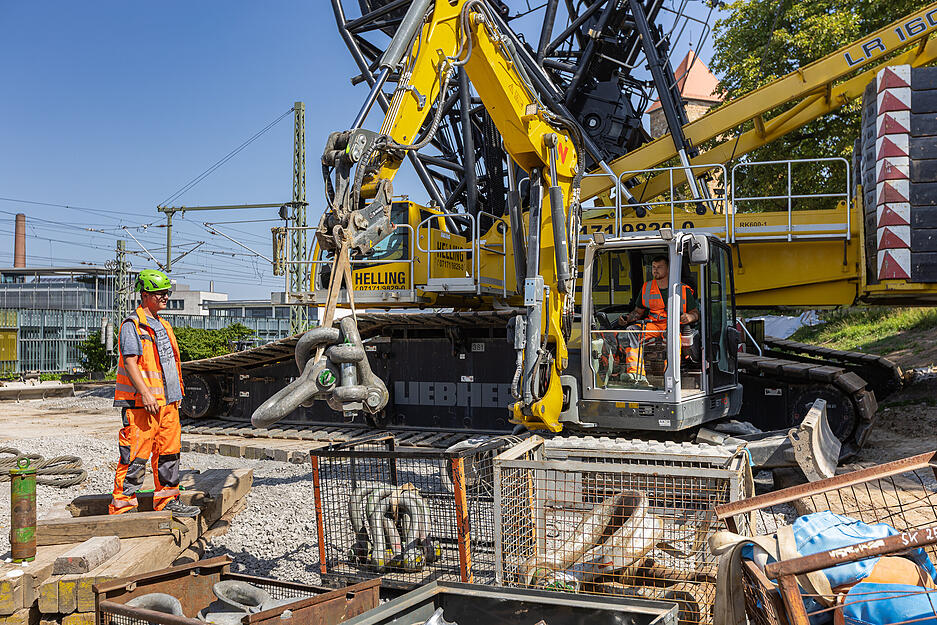 Bauarbeiter hatten die Baustelle sorgfältig für den Kraneinsatz vorbereitet. Bauarbeiter hatten die Baustelle sorgfältig für den Kraneinsatz vorbereitet.