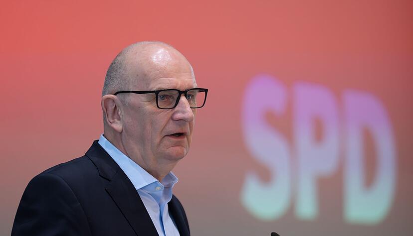 Brandenburgs Ministerpr&auml;sident Dietmar Woidke warb auf dem SPD-Parteitag um Zustimmung f&uuml;r den Koalitionsvertrag mit der CDU .