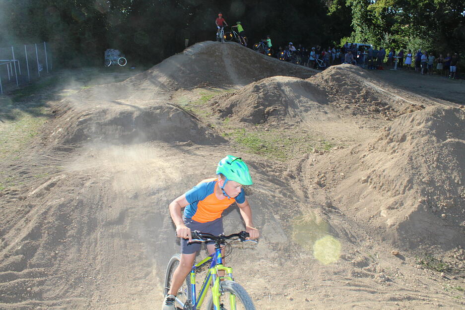 Biker auf dem neuen Pumptrack in Berwangen
